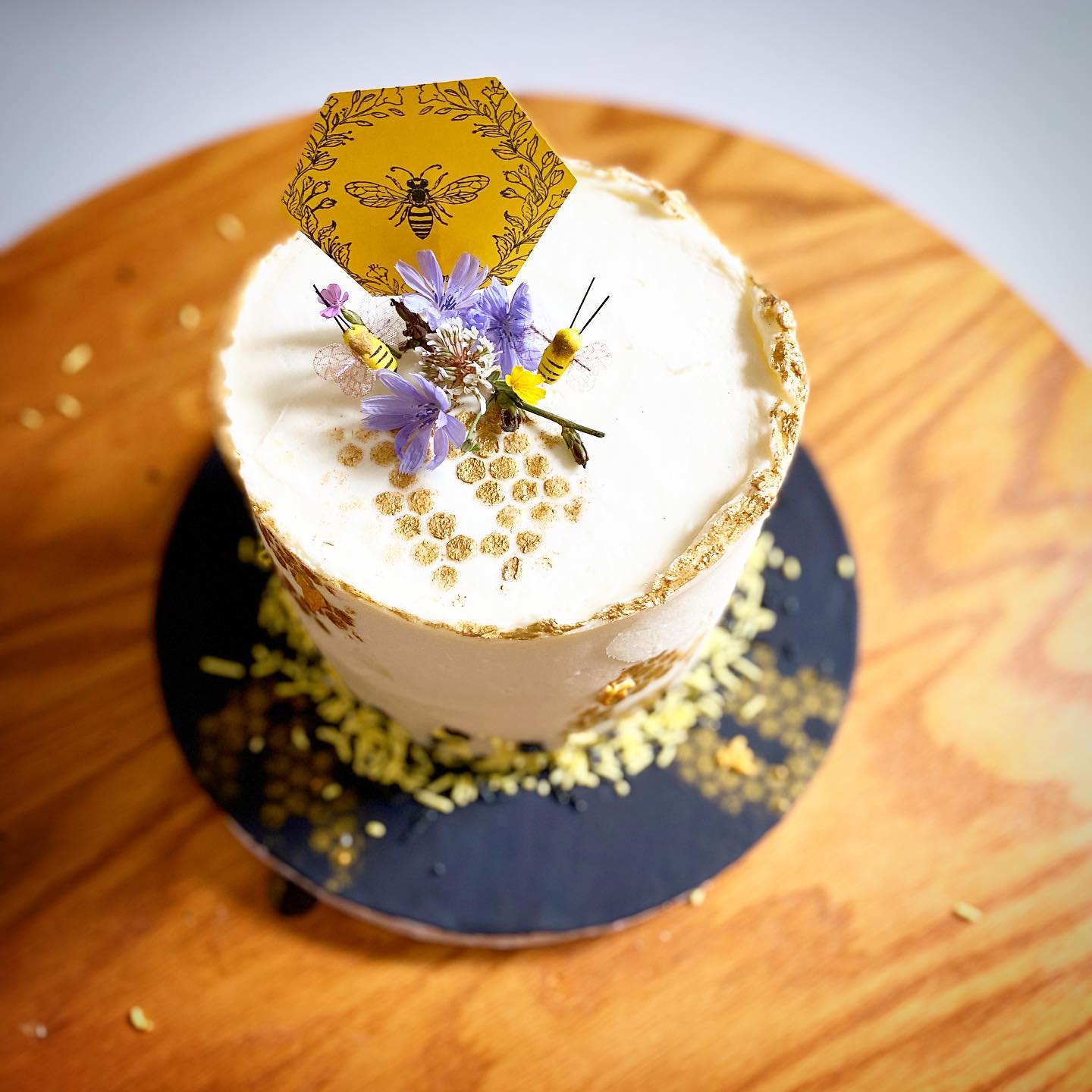 Bee Box – A Honey-Sweet Cake Class in a Box